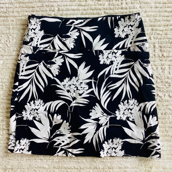 Women's S.C & Co. Black/White Floral tummy Control Pull On Skort/Skirt  S 17” - Picture 4 of 12